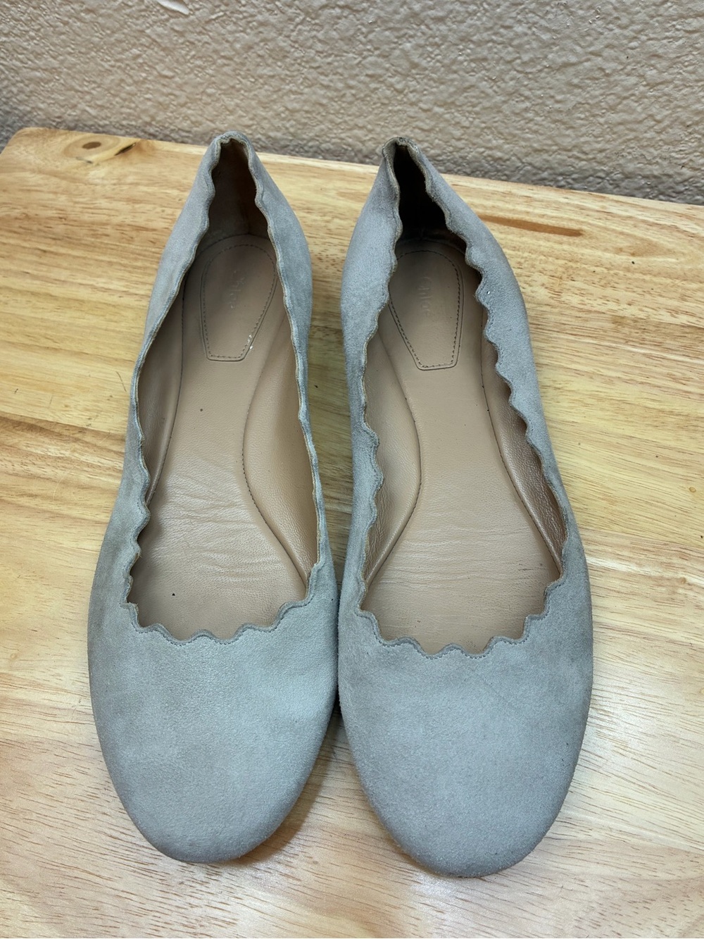 CHLOE Women's Scalloped Edge Ballet Flats - Light Gray